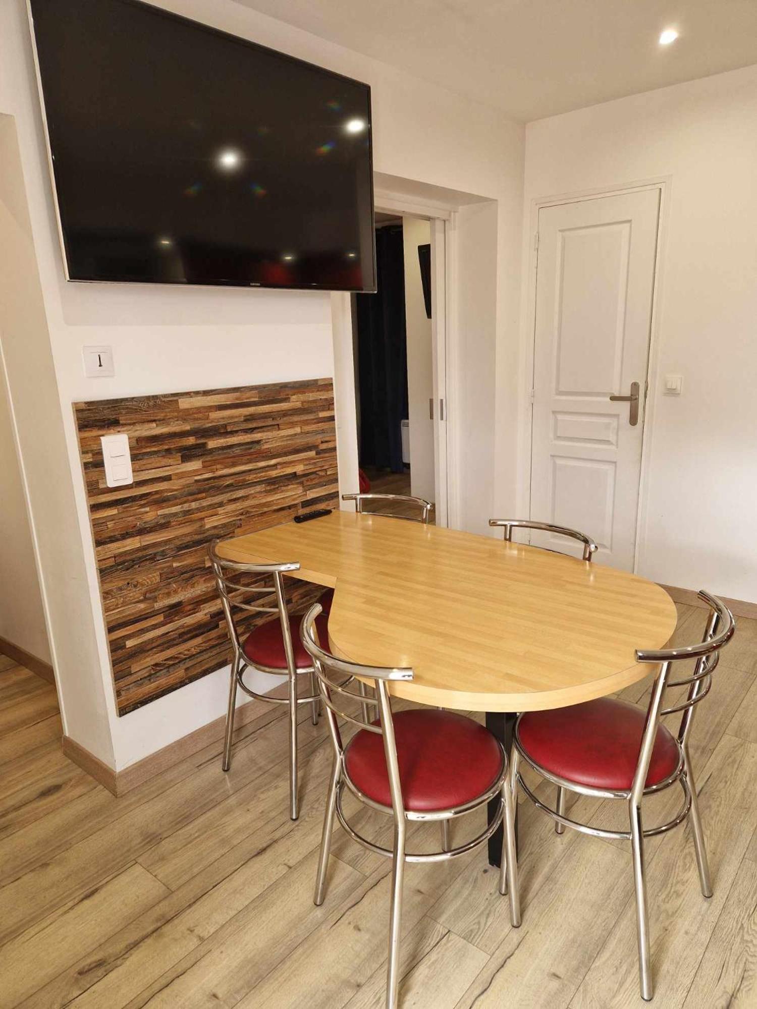 02 - Tres Joli 2 Pieces Avec 3 Lits Pouvant Accueillir Jusqu'A 5 Personnes, Situe Au Rdc Avec Entree Independante, Une Place De Parking Reservee Devant L'Entree Et Terrasse Sur L'Arriere Donnant Sur Parc Arbore, Tout Le Linge De Maison Est Fourni Razac-sur-lʼIsle Eksteriør bilde